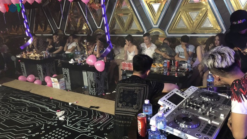 kiem tra 2 quan karaoke, phat hien 87 nguoi duong tinh voi ma tuy  hinh 1