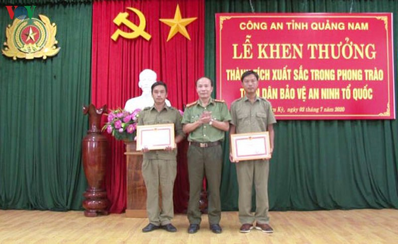 tang giay khen cho nguoi bao tin de bat duoc pham nhan trieu quan su hinh 1