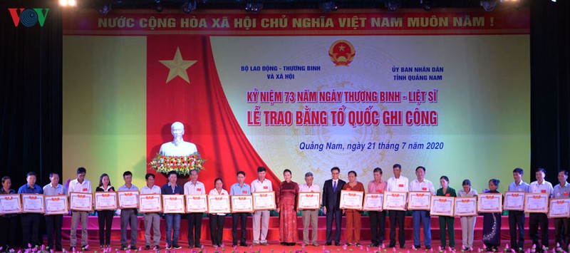 chu tich quoc hoi du le trao bang to quoc ghi cong hinh 3