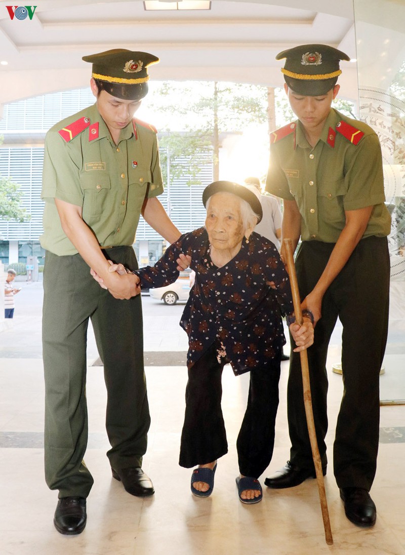 doan dai bieu cac me viet nam anh hung vieng lang chu tich ho chi minh hinh 3