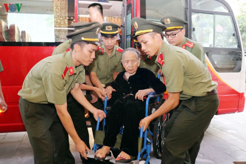 doan dai bieu cac me viet nam anh hung vieng lang chu tich ho chi minh hinh 5