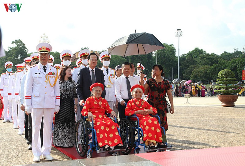 doan dai bieu cac me viet nam anh hung vieng lang chu tich ho chi minh hinh 1
