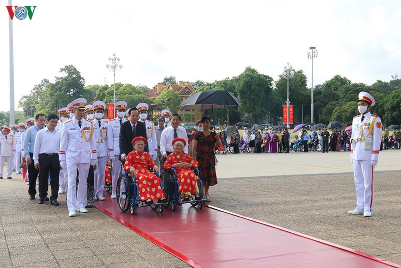 doan dai bieu cac me viet nam anh hung vieng lang chu tich ho chi minh hinh 2