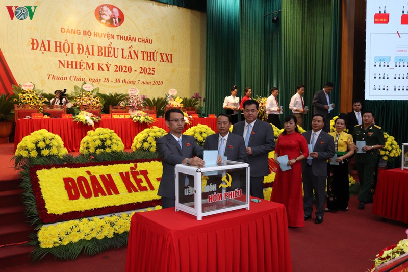 ong nguyen minh tien tai dac cu bi thu huyen uy thuan chau, tinh son la hinh 2