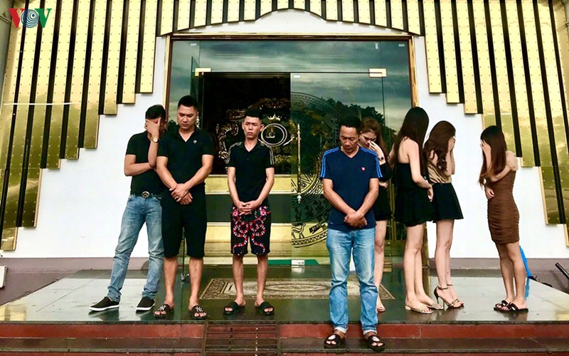quang ninh: bat chap lenh cam, 3 quan karaoke van hoat dong hinh 1