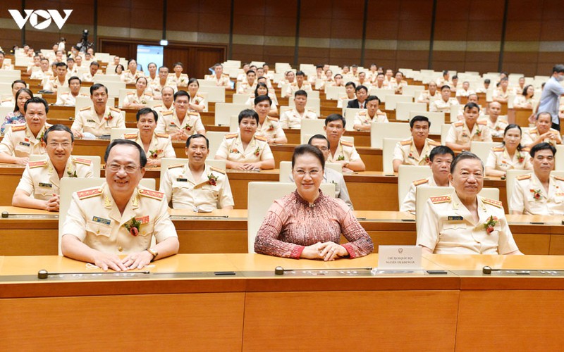 chu tich quoc hoi gap dien hinh tien tien cua bo cong an hinh 1