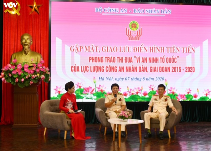 dap kinh, nem luu dan vao xe o to de bat toi pham ma tuy hinh 2
