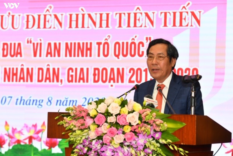 dap kinh, nem luu dan vao xe o to de bat toi pham ma tuy hinh 1