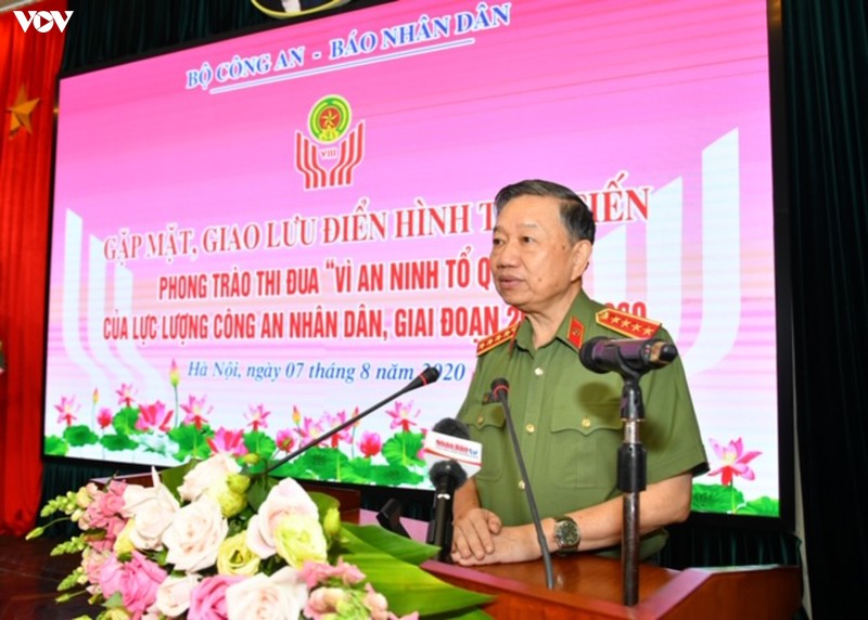 dap kinh, nem luu dan vao xe o to de bat toi pham ma tuy hinh 3