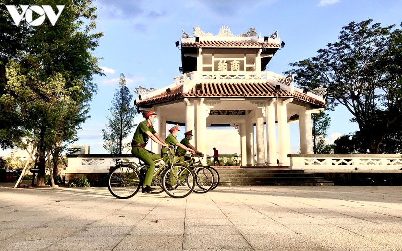 nhung chien sy cong an dap xe tuan tra o hue hinh 11