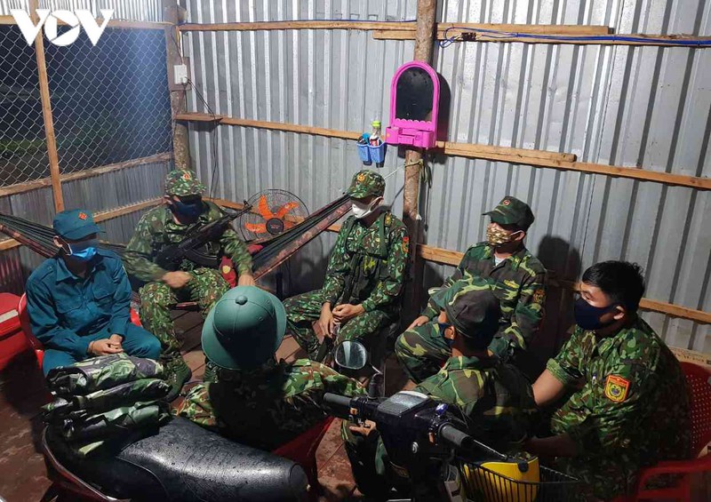 bo doi tuan tra, bam chot ngan dich covid-19 o bien gioi tay nam hinh 11