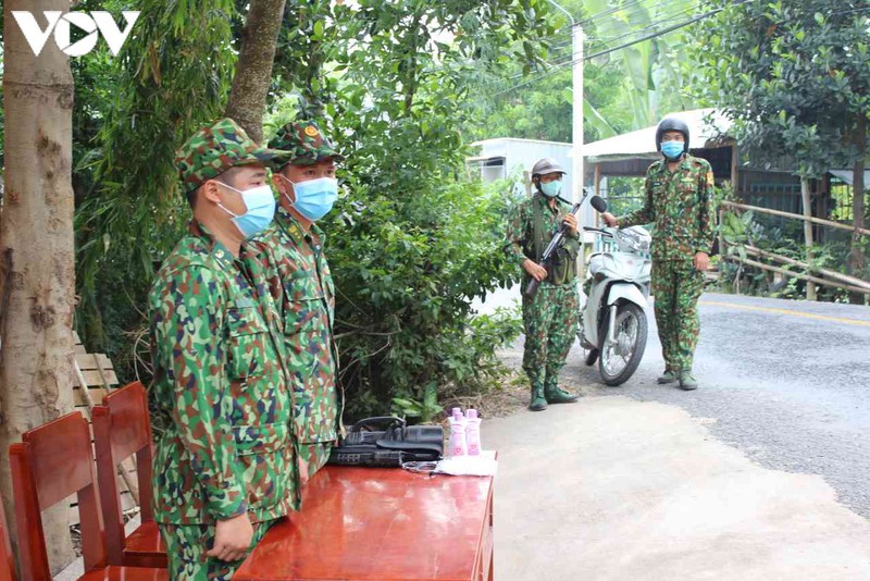 bo doi tuan tra, bam chot ngan dich covid-19 o bien gioi tay nam hinh 13