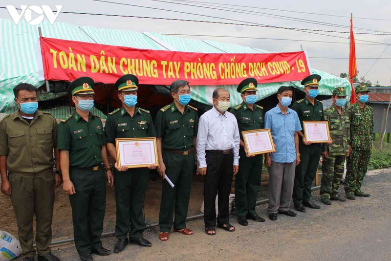 bo doi tuan tra, bam chot ngan dich covid-19 o bien gioi tay nam hinh 15