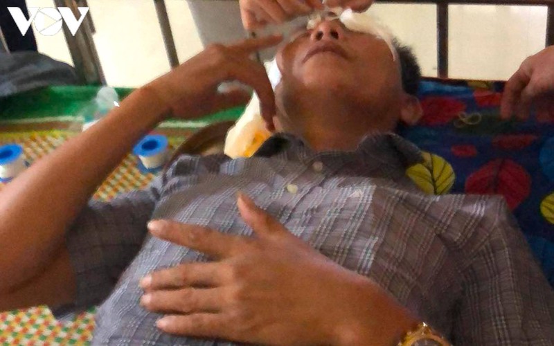 dieu tra vu mot nguoi dan bi hat chat la vao mat phai nhap vien dieu tri hinh 1