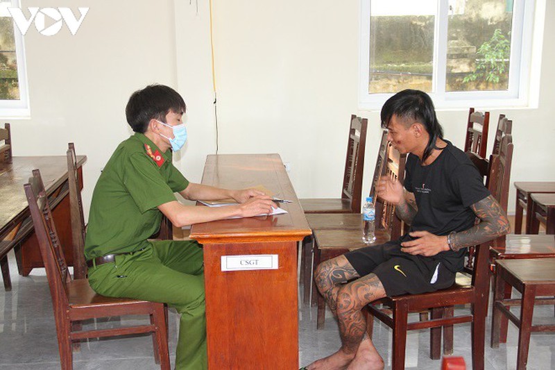 khong che doi tuong ngao da dung sung de doa vo con hinh 1