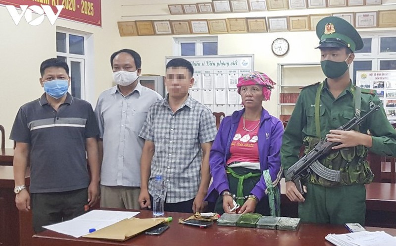 bat giu mot phu nu nguoi lao mang 4 banh heroin vao viet nam hinh 1