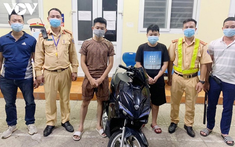 hai phong: bat giu nhom quai xe lai xe lang lach danh vong tren pho hinh 1