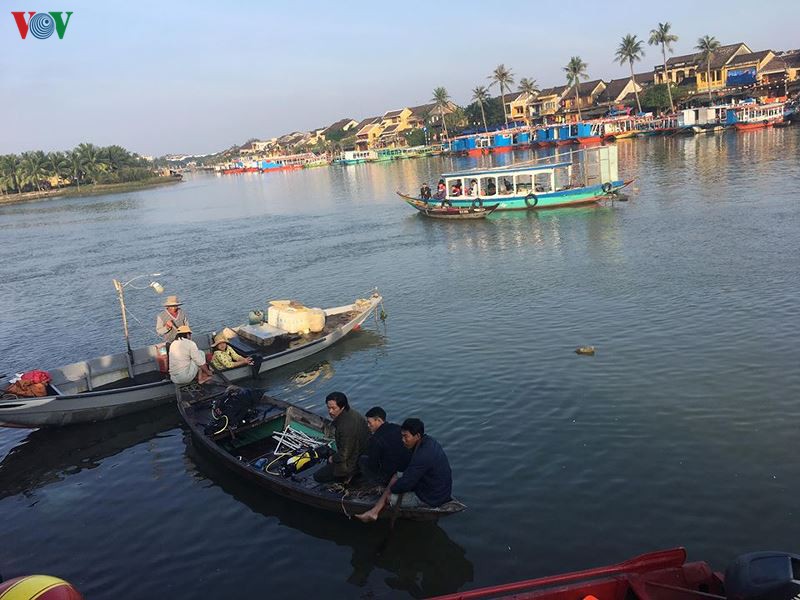 o to lao xuong song hoai, 3 nguoi trong mot gia dinh tu nan hinh 2