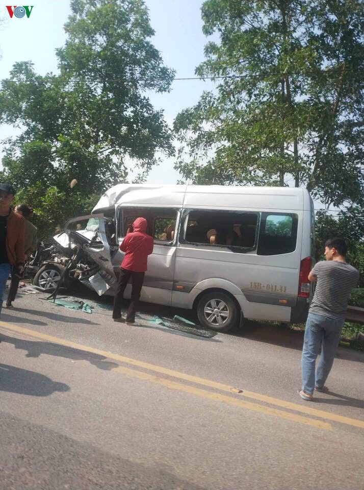 xe tai dam truc dien xe khach o quang ninh, nhieu nguoi bi thuong nang hinh 1