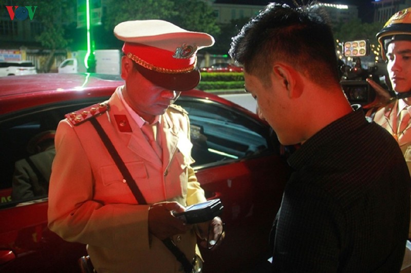 cong an tp hue: phat mot lai xe 35 trieu dong vi uong ruou bia hinh 1