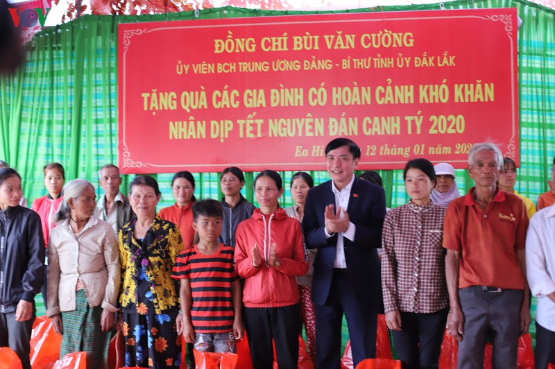 hon 200 ho ngheo, gia dinh chinh sach dak lak duoc nhan qua tet  ​ hinh 1
