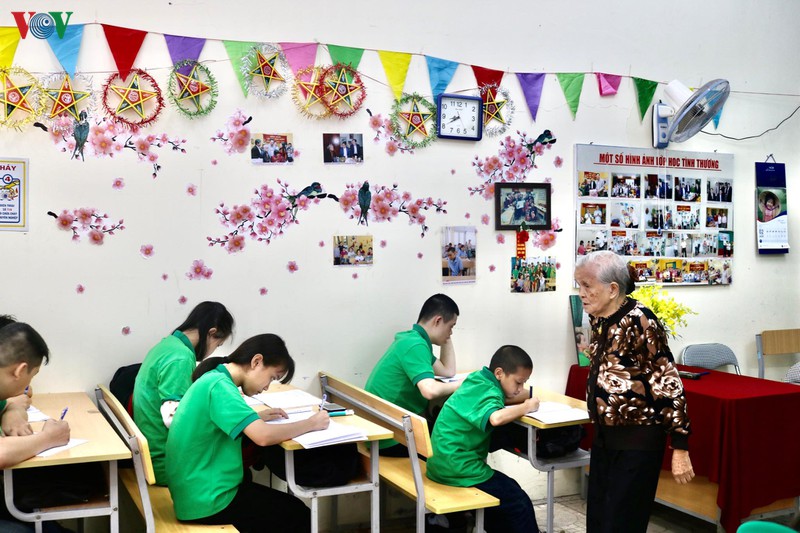 xuc dong lop hoc tinh thuong cua ba giao gia 88 tuoi o ha noi hinh 1