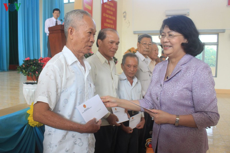pho chu tich nuoc tang qua tet gia dinh chinh sach tai tien giang hinh 1
