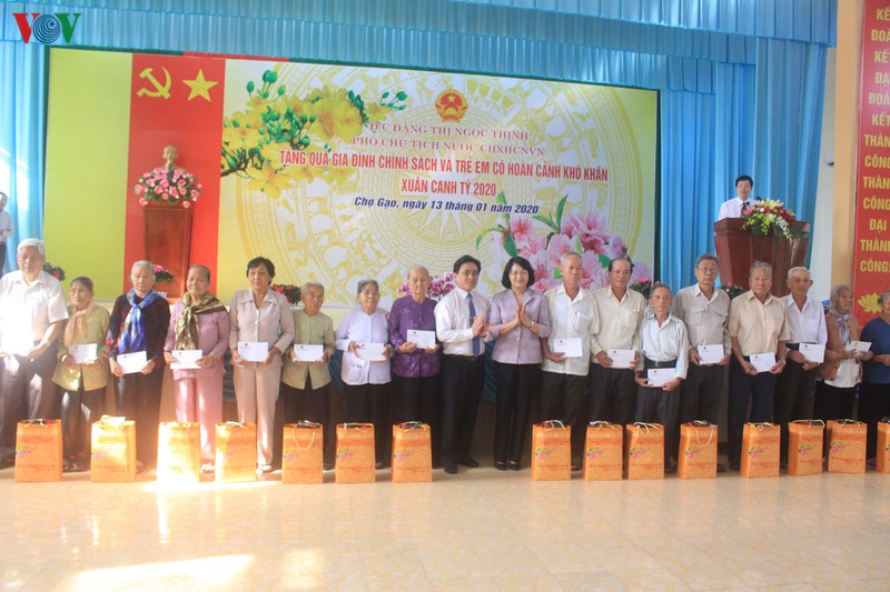 pho chu tich nuoc tang qua tet gia dinh chinh sach tai tien giang hinh 3