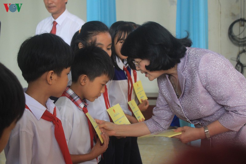 pho chu tich nuoc tang qua tet gia dinh chinh sach tai tien giang hinh 2