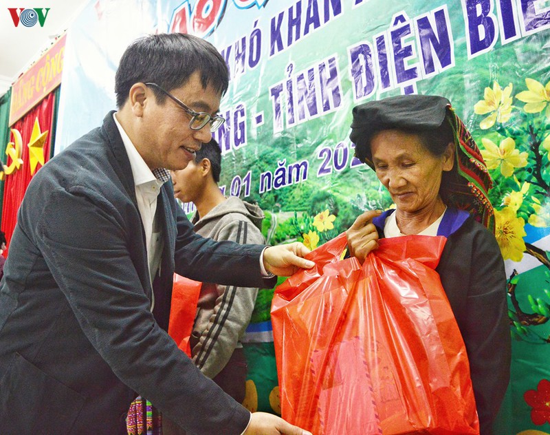 vov tay bac va nha hao tam trao qua tet cho cac ho ngheo o dien bien hinh 1