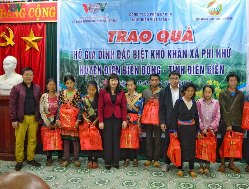 vov tay bac va nha hao tam trao qua tet cho cac ho ngheo o dien bien hinh 2