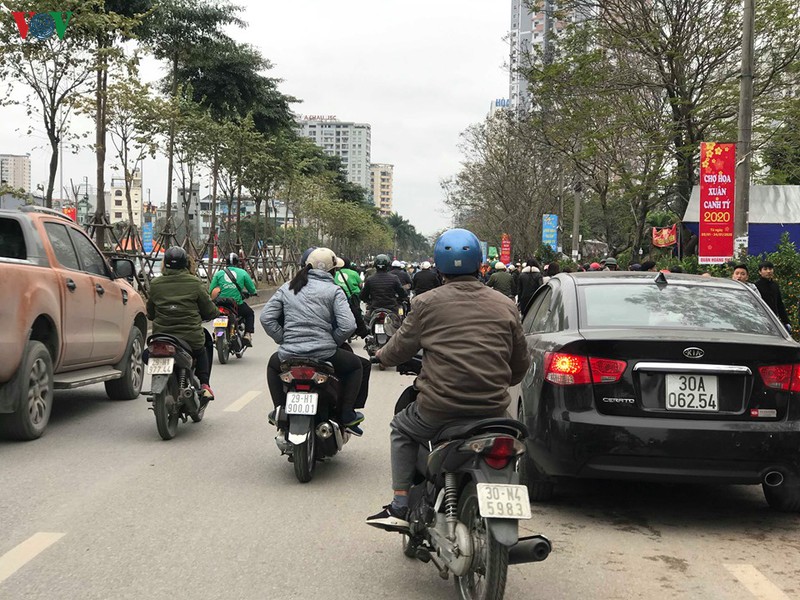 dao, mai xuong pho trong ret dam, cho hoa tet bat dau nhon nhip hinh 19