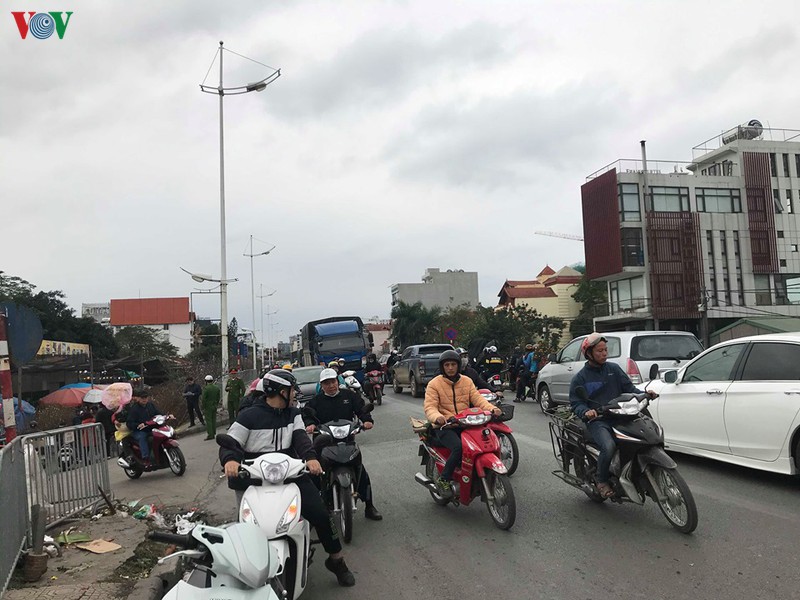 dao, mai xuong pho trong ret dam, cho hoa tet bat dau nhon nhip hinh 23