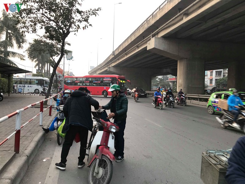 những người con xa xứ tất bật, lỉnh kỉnh đồ ra bến xe ngày cận tết hình 13 nhung nguoi con xa xu tat bat, linh kinh do ra ben xe ngay can tet hinh 13