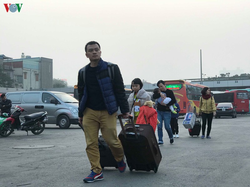 những người con xa xứ tất bật, lỉnh kỉnh đồ ra bến xe ngày cận tết hình 1 nhung nguoi con xa xu tat bat, linh kinh do ra ben xe ngay can tet hinh 1