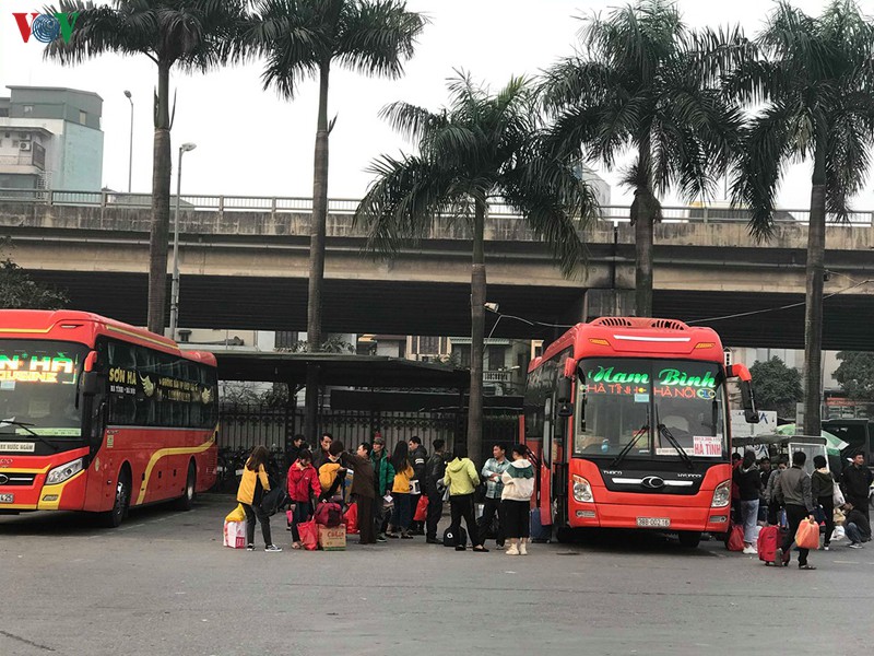 những người con xa xứ tất bật, lỉnh kỉnh đồ ra bến xe ngày cận tết hình 7 nhung nguoi con xa xu tat bat, linh kinh do ra ben xe ngay can tet hinh 7