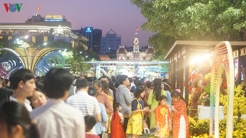 nguoi dan chen chan, thich thu tham quan duong hoa nguyen hue hinh 2