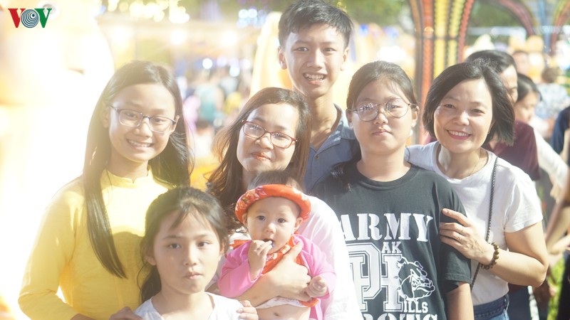nguoi dan chen chan, thich thu tham quan duong hoa nguyen hue hinh 3