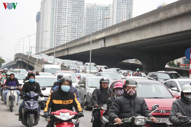 nguoi dan un un tro lai sau ky nghi tet, cua ngo thu do un tac dai hinh 4