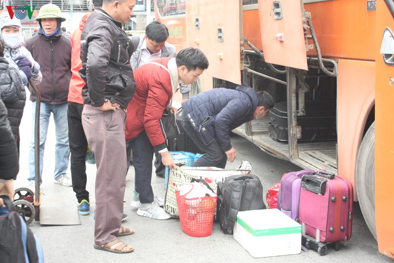 nguoi dan un un tro lai sau ky nghi tet, cua ngo thu do un tac dai hinh 5