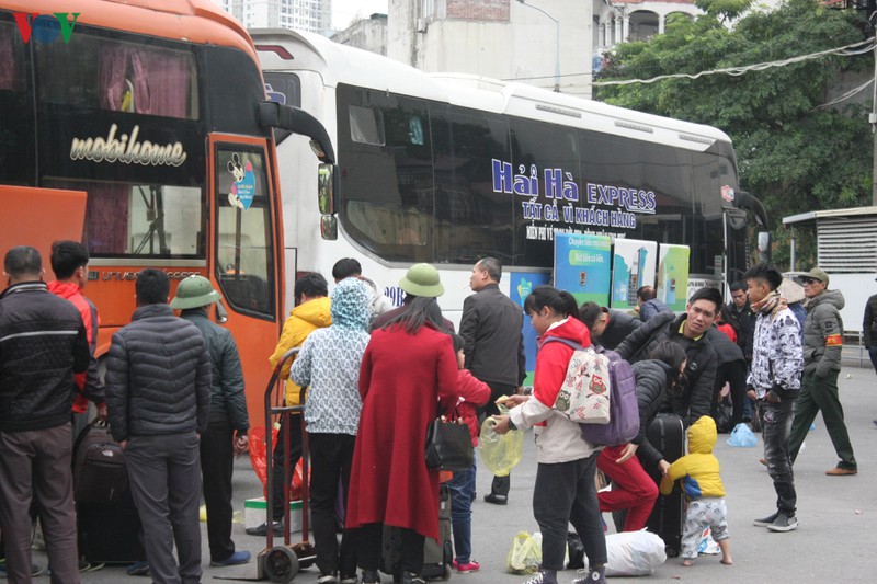 nguoi dan un un tro lai sau ky nghi tet, cua ngo thu do un tac dai hinh 2