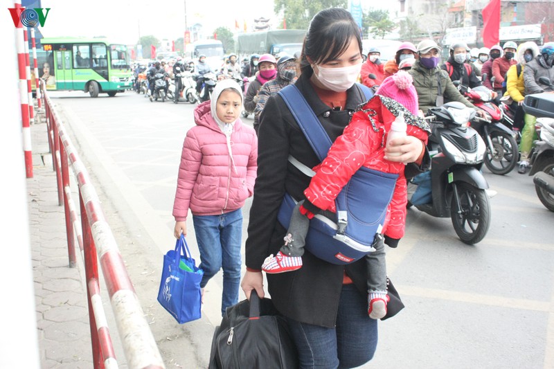 nguoi dan un un tro lai sau ky nghi tet, cua ngo thu do un tac dai hinh 3