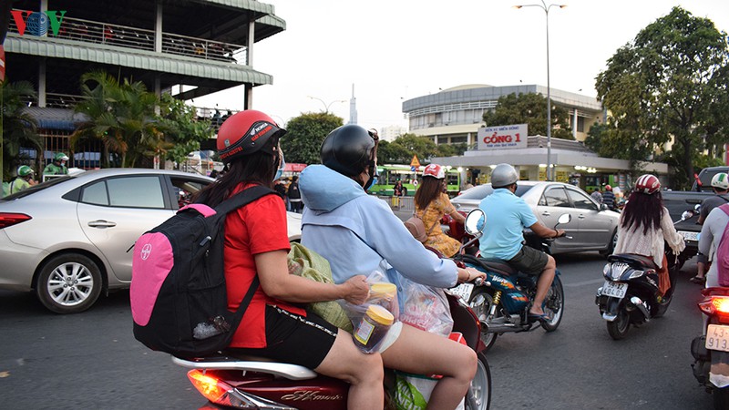 chum anh: nguoi dan mien tay un un do ve tphcm  hinh 9