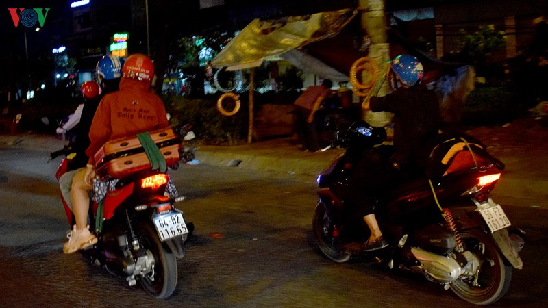 chum anh: nguoi dan mien tay un un do ve tphcm  hinh 3