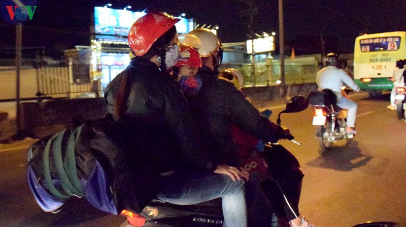 chum anh: nguoi dan mien tay un un do ve tphcm  hinh 5