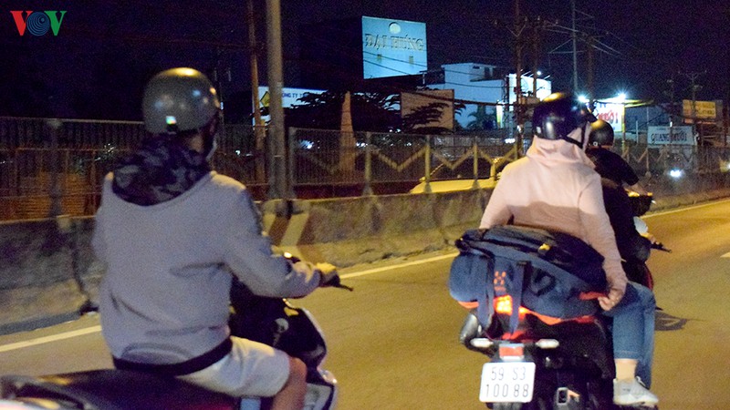 chum anh: nguoi dan mien tay un un do ve tphcm  hinh 4