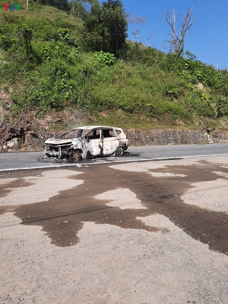 xe o to dang luu thong phat no, chay tro khung, 2 nguoi tu vong  ​ hinh 1