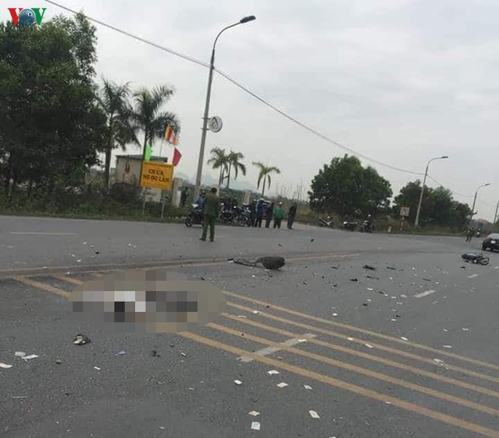 xe may doi dau o to o quang ninh, nam thanh nien tu vong tai cho hinh 1