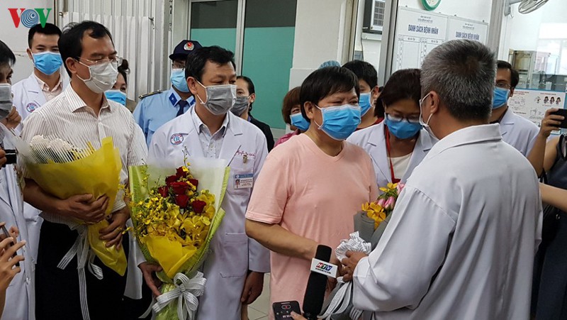 benh nhan trung quoc nhiem virus corona dau tien o viet nam da xuat vien hinh 4