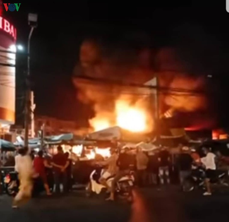 kien giang: chay 6 kiot hang nong san o cho rach soi cu hinh 1